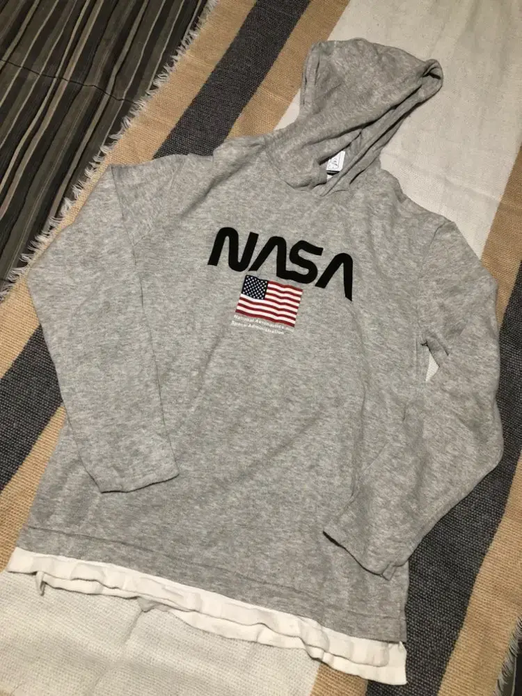 Polerón gris con capucha NASA - 1