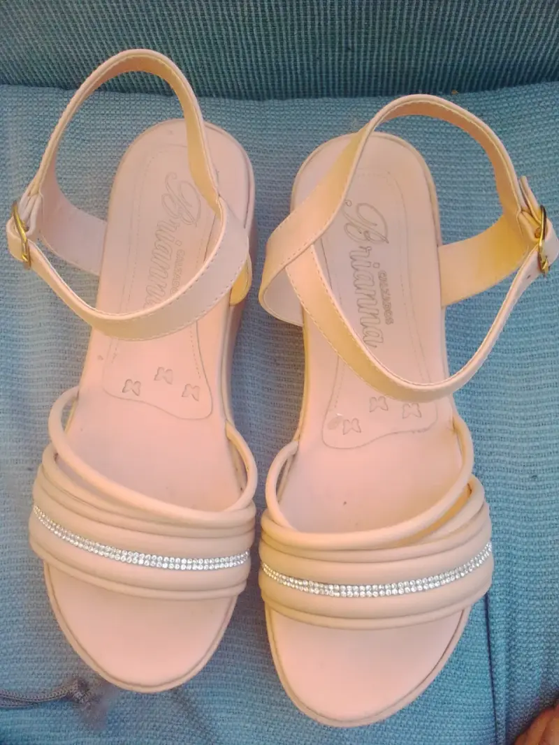 Sandalias beige con detalles brillantes - 1