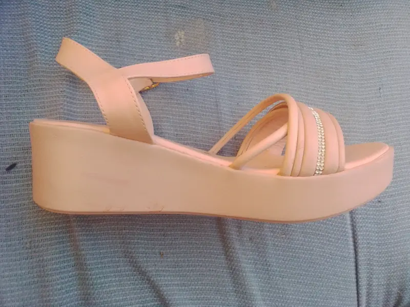 Sandalias beige con detalles brillantes - 2