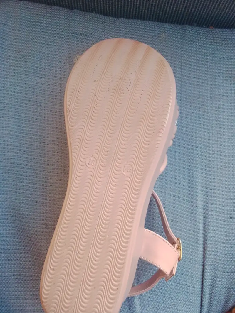 Sandalias beige con detalles brillantes - 3