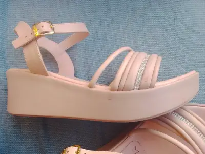 Sandalias beige con detalles brillantes - miniatura 4
