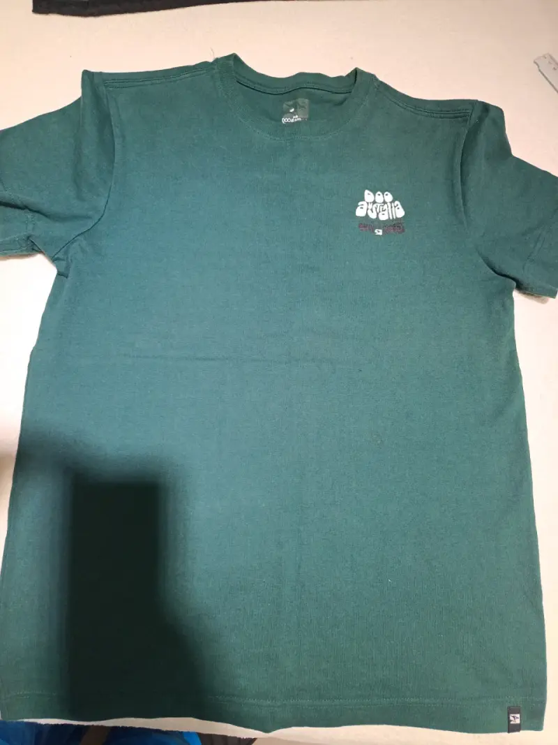 Polera verde con diseño gráfico - 1