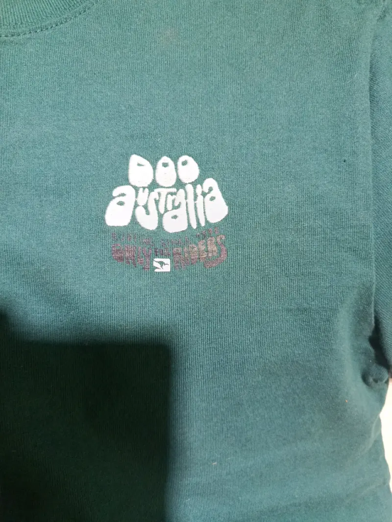 Polera verde con diseño gráfico - 2
