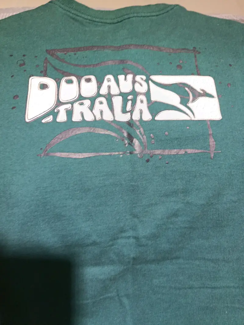 Polera verde con diseño gráfico - 3