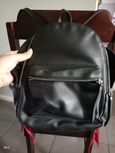 Mochila pequeña negra con cierres - miniatura 1