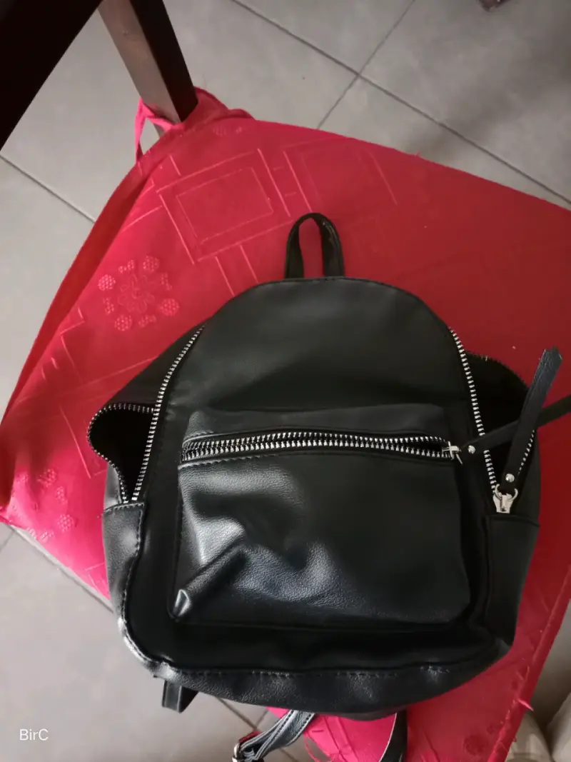 Mochila pequeña negra con cierres - 4