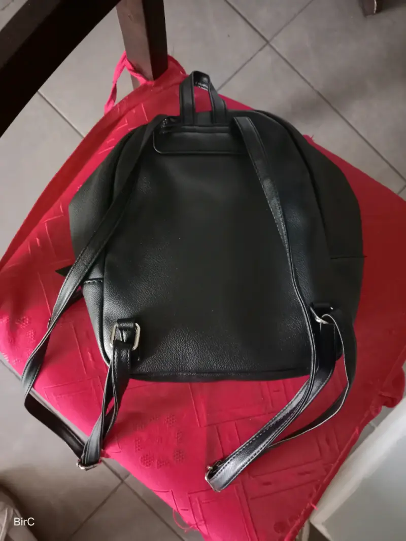Mochila pequeña negra con cierres - 5