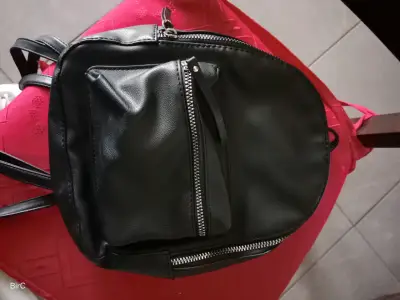 Mochila pequeña negra con cierres - miniatura 6