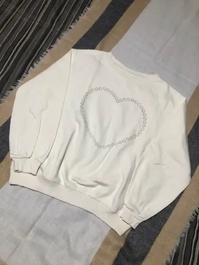 Polerón blanco con diseño de corazón - miniatura 1