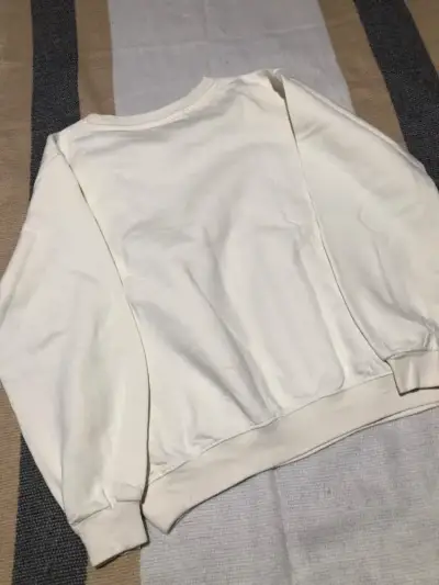 Polerón blanco con diseño de corazón - miniatura 3