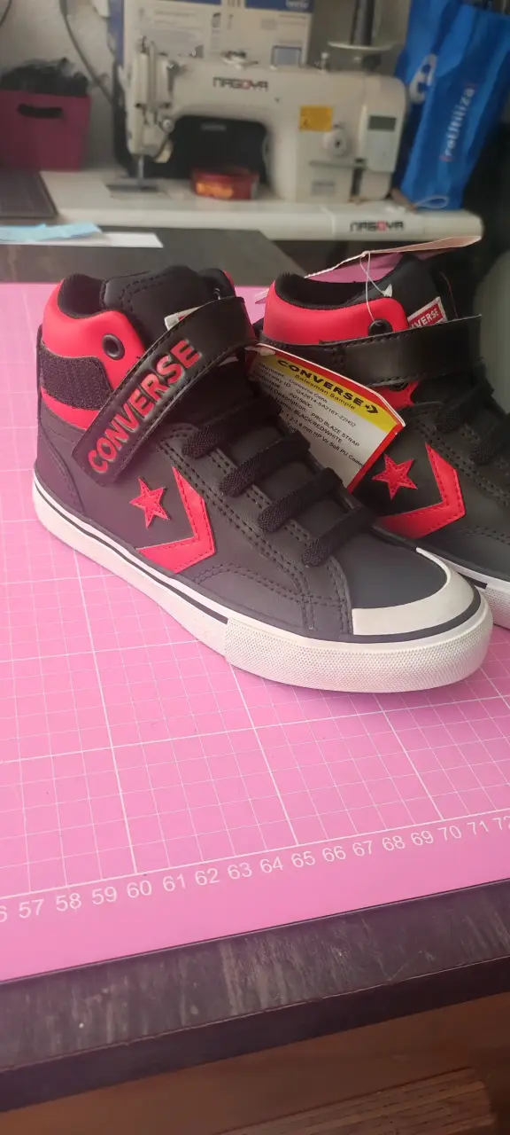 Zapatillas Converse negras y rojas - 1