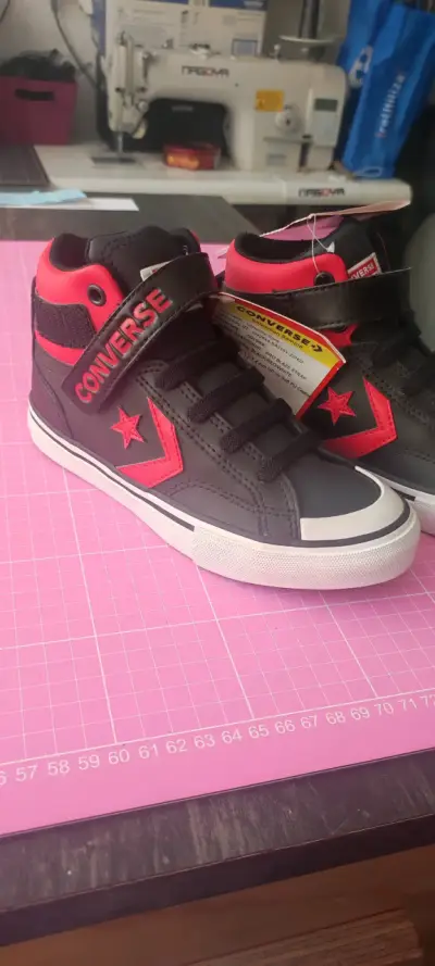 Zapatillas Converse negras y rojas - miniatura 1