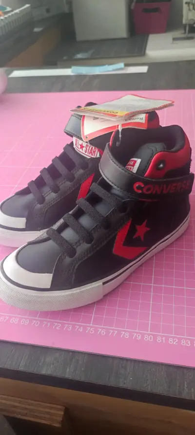 Zapatillas Converse negras y rojas - miniatura 2