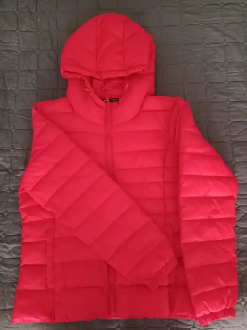 Chaqueta roja con capucha