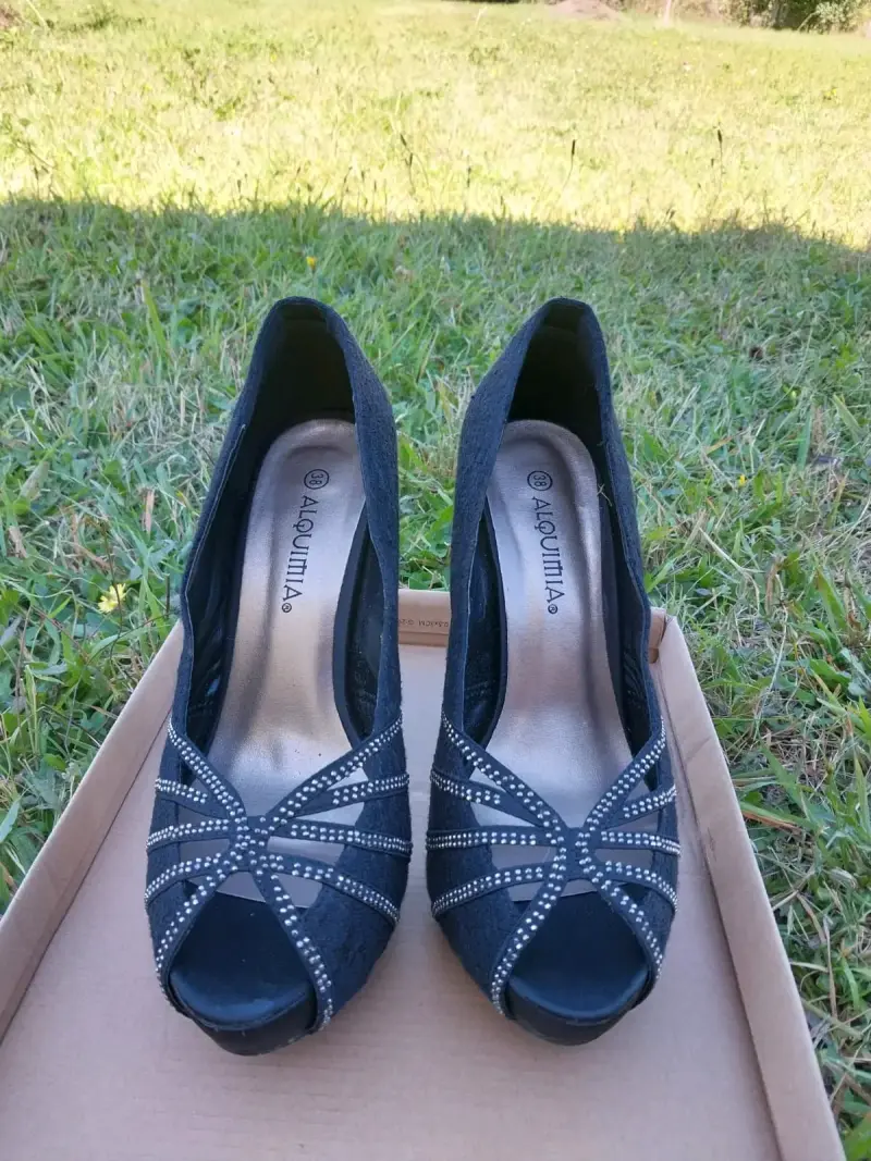 Tacones negros con adornos brillantes - 1