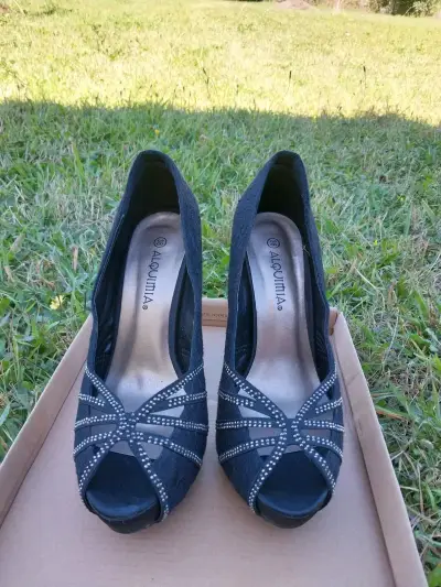 Tacones negros con adornos brillantes - miniatura 1