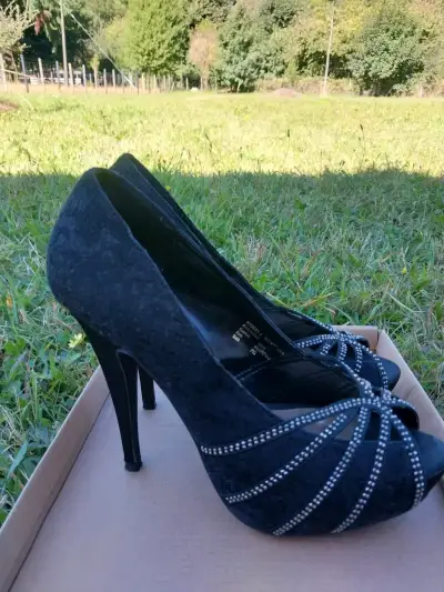 Tacones negros con adornos brillantes - miniatura 2