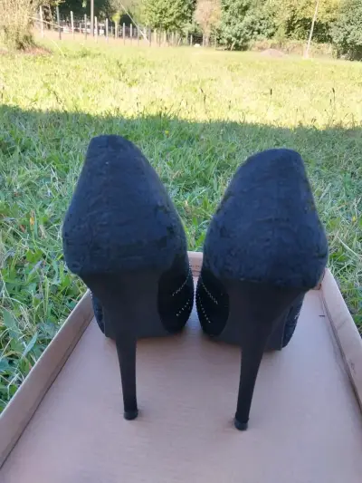 Tacones negros con adornos brillantes - miniatura 3