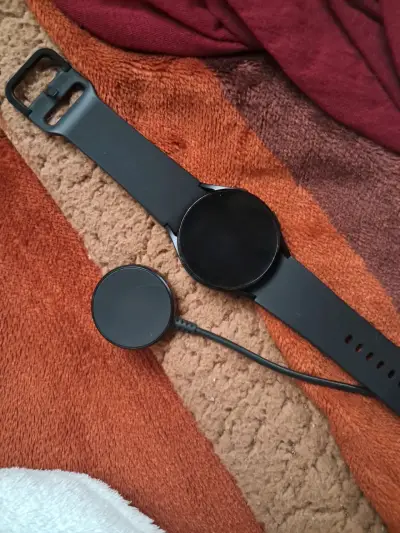 Smartwatch negro con cargador - miniatura 1