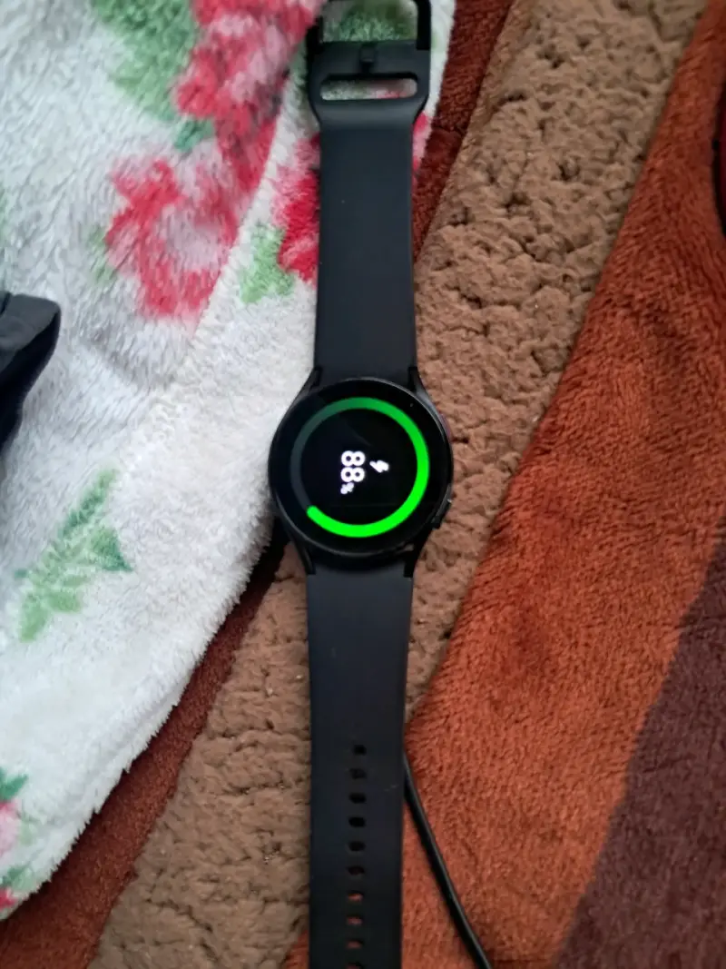 Smartwatch negro con cargador - 2