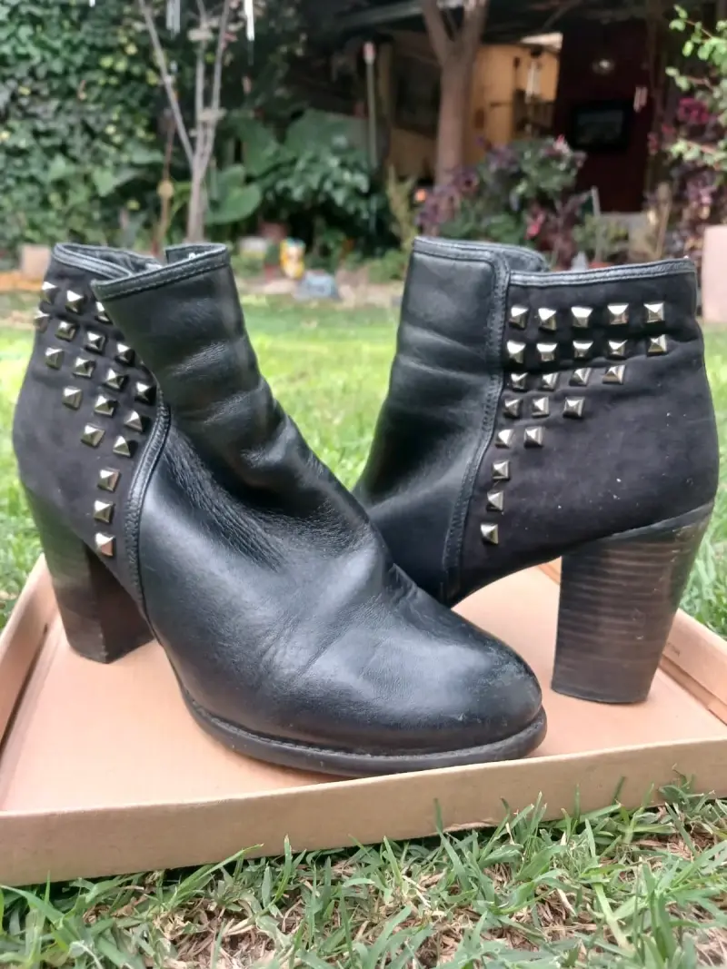 Botines negros con tachas - 1