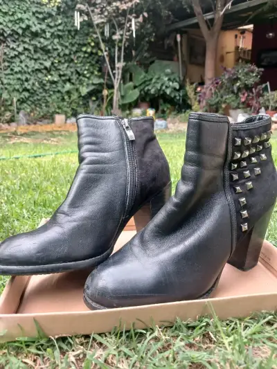 Botines negros con tachas - miniatura 3