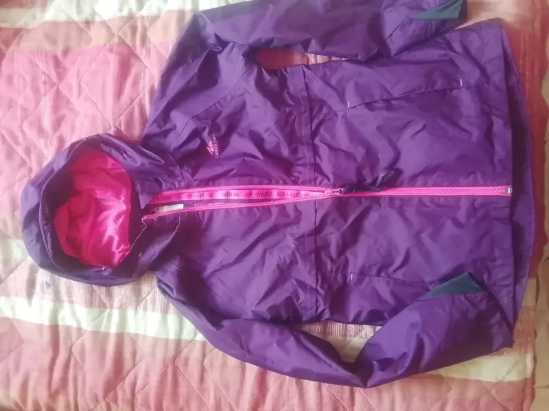 Chaqueta impermeable morada con capucha - 1