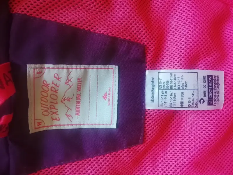 Chaqueta impermeable morada con capucha - 2