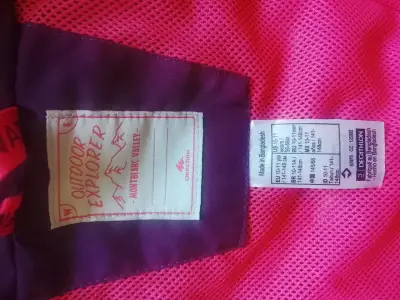 Chaqueta impermeable morada con capucha - miniatura 2