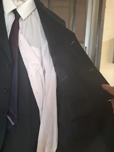 Traje formal negro con camisa - miniatura 1