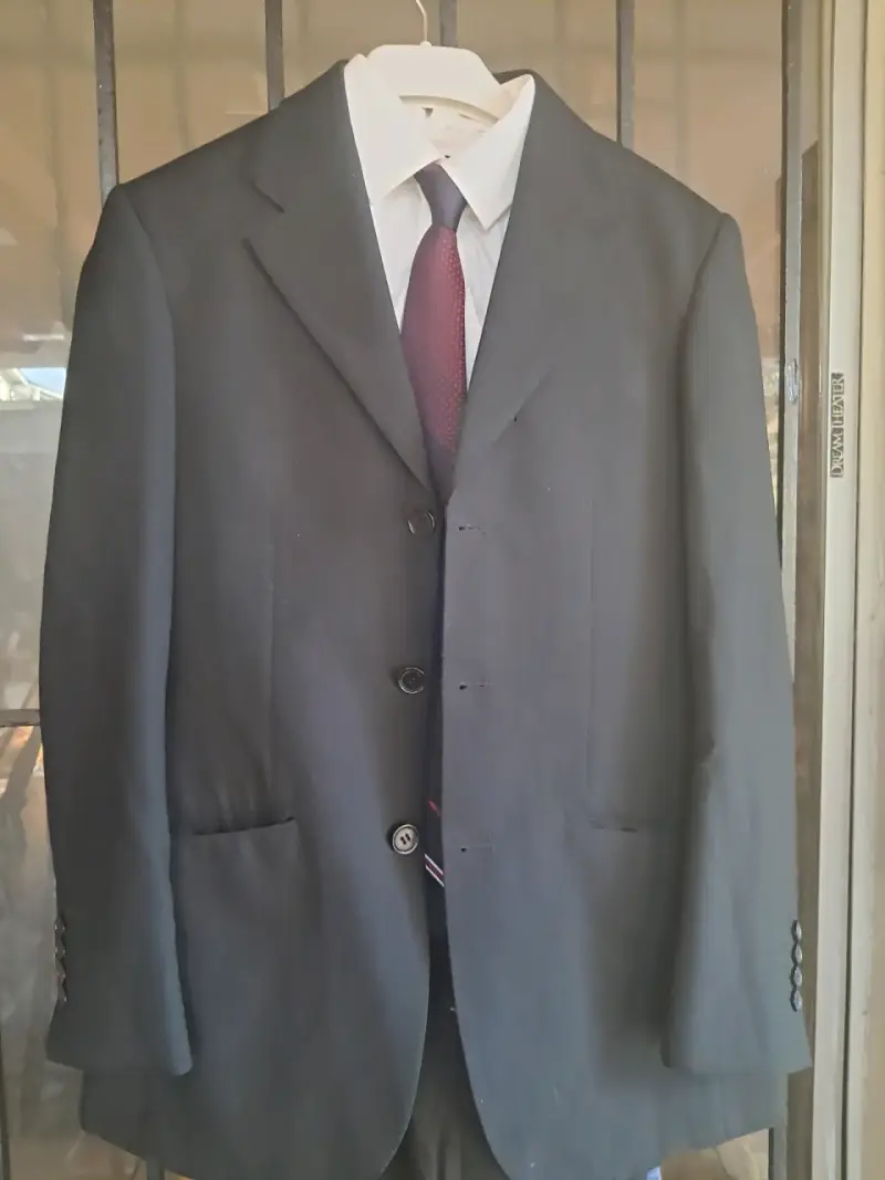 Traje formal negro con camisa - 2