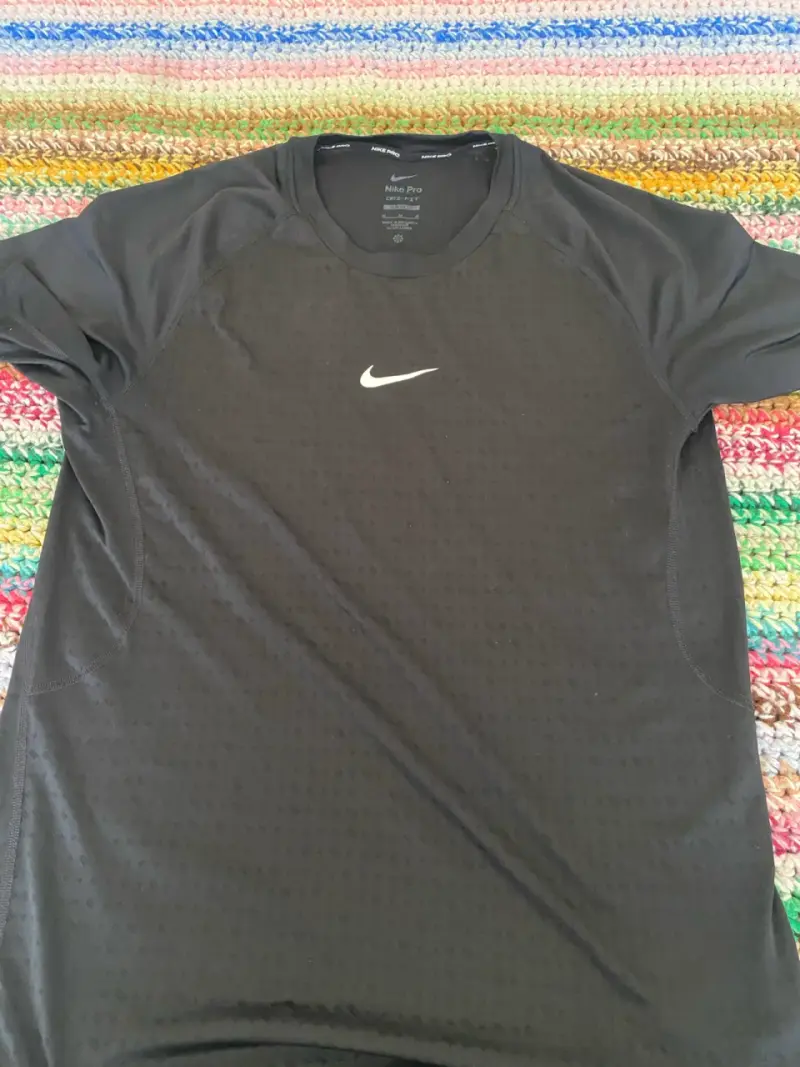 Polera deportiva Nike negra - 1