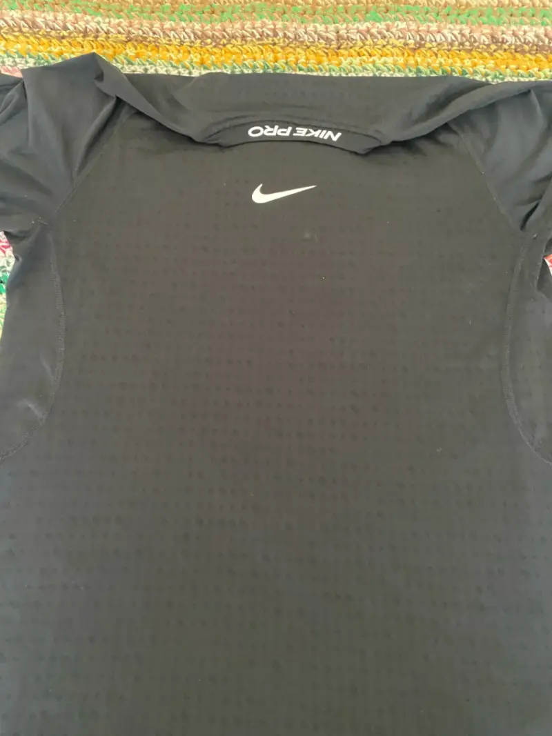 Polera deportiva Nike negra - 2