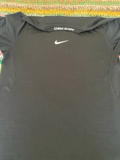 Polera deportiva Nike negra - miniatura 2
