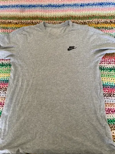 Polera gris Nike - miniatura 1