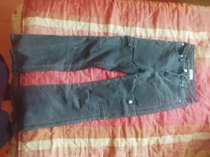 Jeans negros con bolsillos - 1