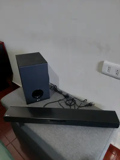 Barra de sonido LG con subwoofer - miniatura 1