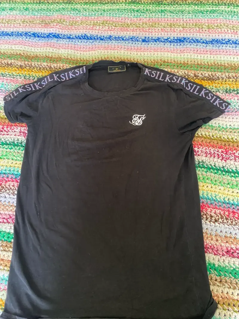 Polera negra con logo SIKSILK - 1