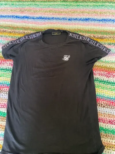 Polera negra con logo SIKSILK - miniatura 1