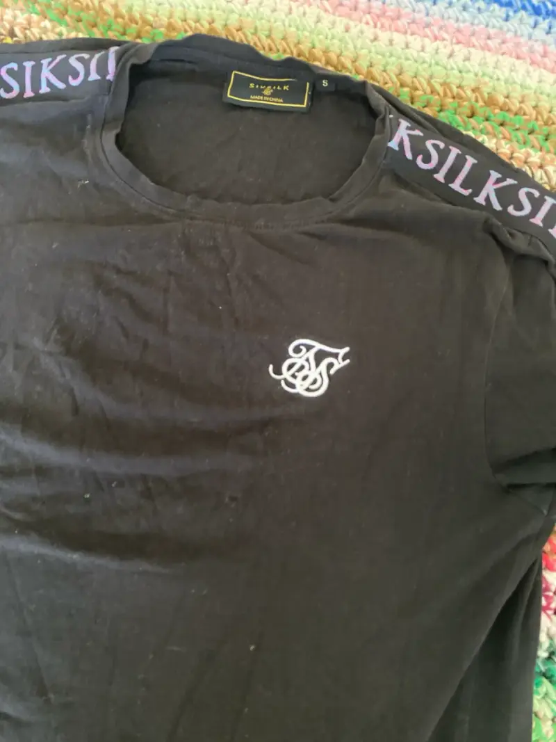 Polera negra con logo SIKSILK - 2