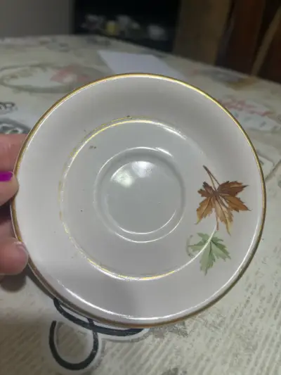 Plato de té con hojas decorativas - miniatura 1