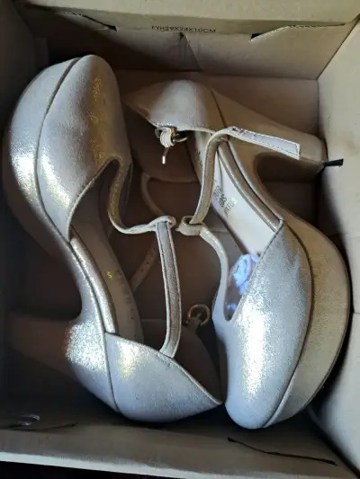 Zapatos de tacón plateados brillantes - miniatura 1