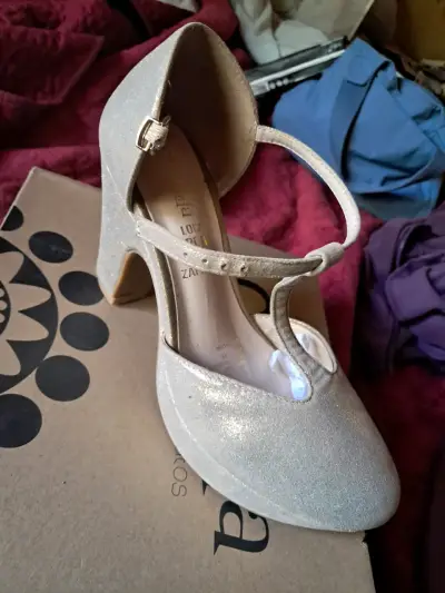 Zapatos de tacón plateados brillantes - miniatura 3