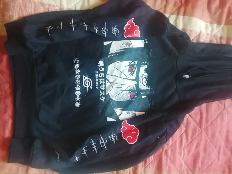 Polerón negro con diseño anime - 1