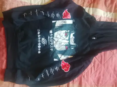 Polerón negro con diseño anime - miniatura 1