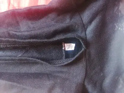 Polerón negro con diseño anime - miniatura 2