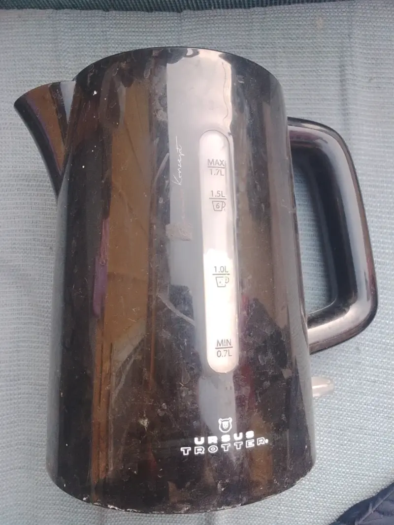Tetera eléctrica negra Ursus Trotter - 1