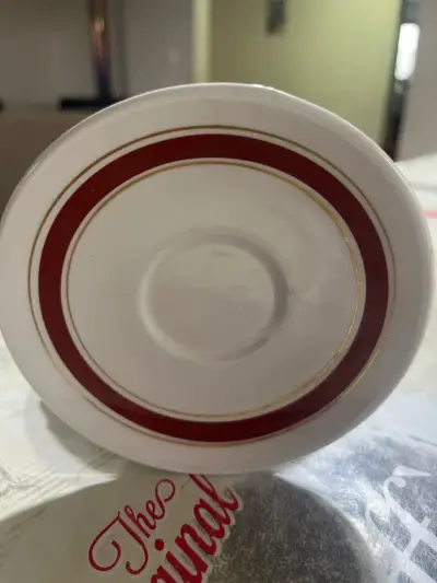 Plato decorativo con borde rojo - miniatura 1