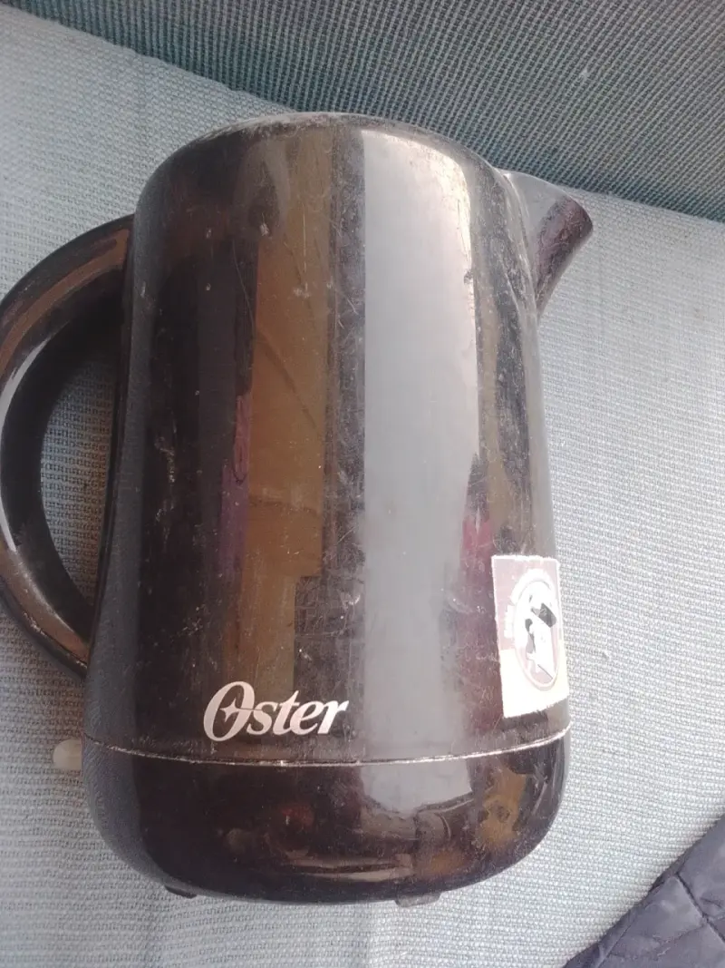Hervidor eléctrico Oster negro - 1
