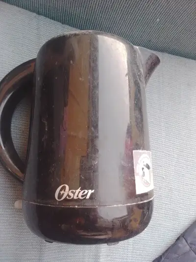 Hervidor eléctrico Oster negro - miniatura 1